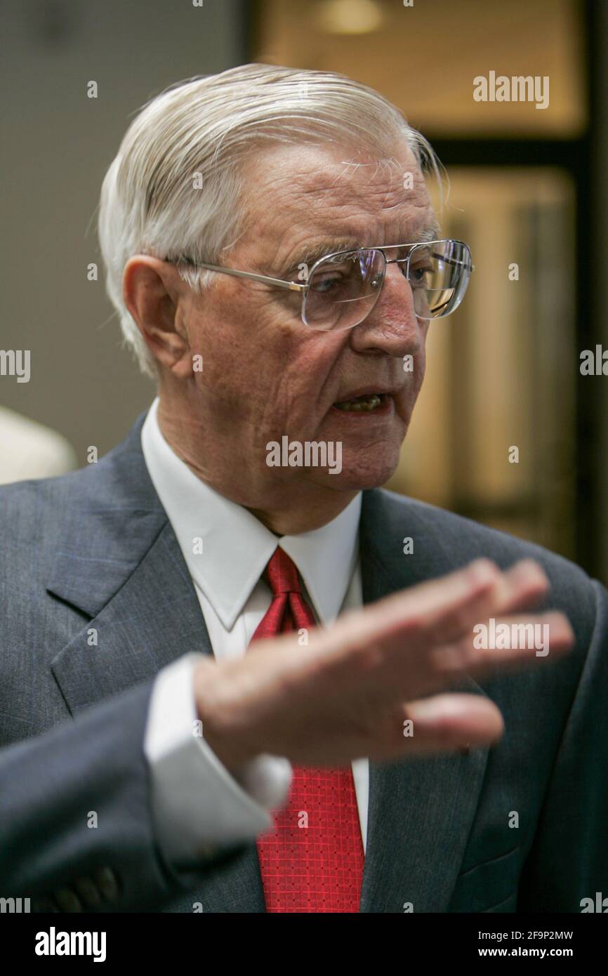Ex Vice Presidente dell'amministrazione carter, Walter Mondale, in una cerimonia presso l'Ambasciata di Norvegia negli Stati Uniti. Con le sue radici familiari in Norvegia, Mondale ha avuto un forte legame con il paese scandinavo, ed è stato Onorario Consolare Generale dal 2007. Foto Stock Ex Vice Presidente dell'amministrazione carter, Walter Mondale, in una cerimonia presso l'Ambasciata di Norvegia negli Stati Uniti. Con le sue radici familiari in Norvegia, Mondale ha avuto un forte legame con il paese scandinavo, ed è stato Onorario Consolare Generale dal 2007. Foto Stock