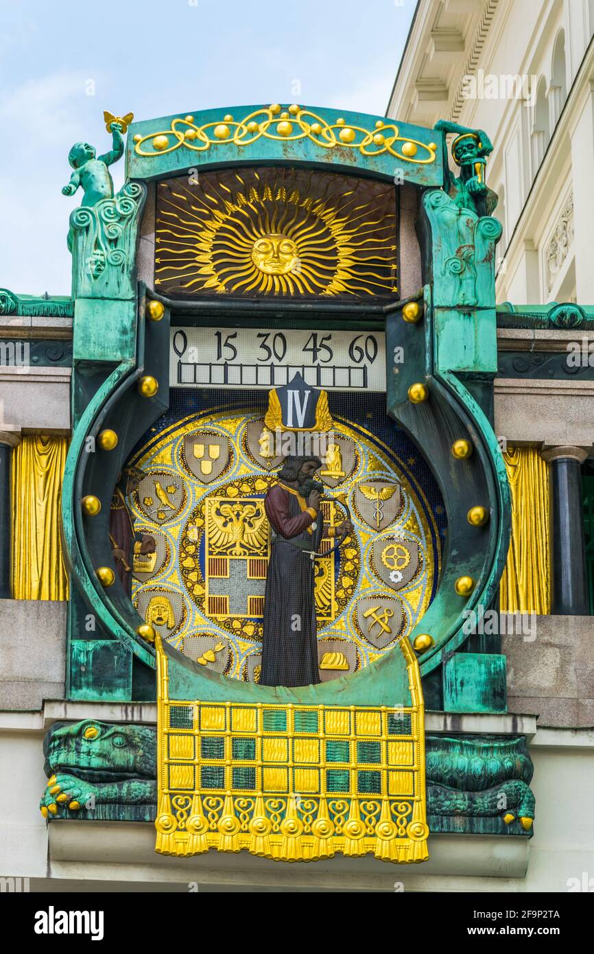 Vista del famoso orologio Ankeruhr nel centro storico di Vienna, Austria  Foto stock - Alamy