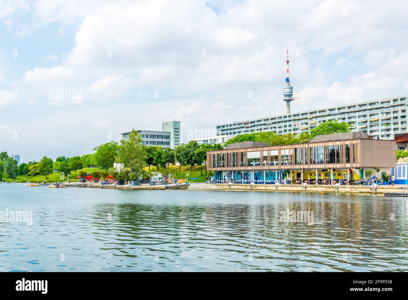 Vista dei ristoranti sulla riva del fiume donau vicino a VIC e Donauturm a Vienna, Austria. Foto Stock