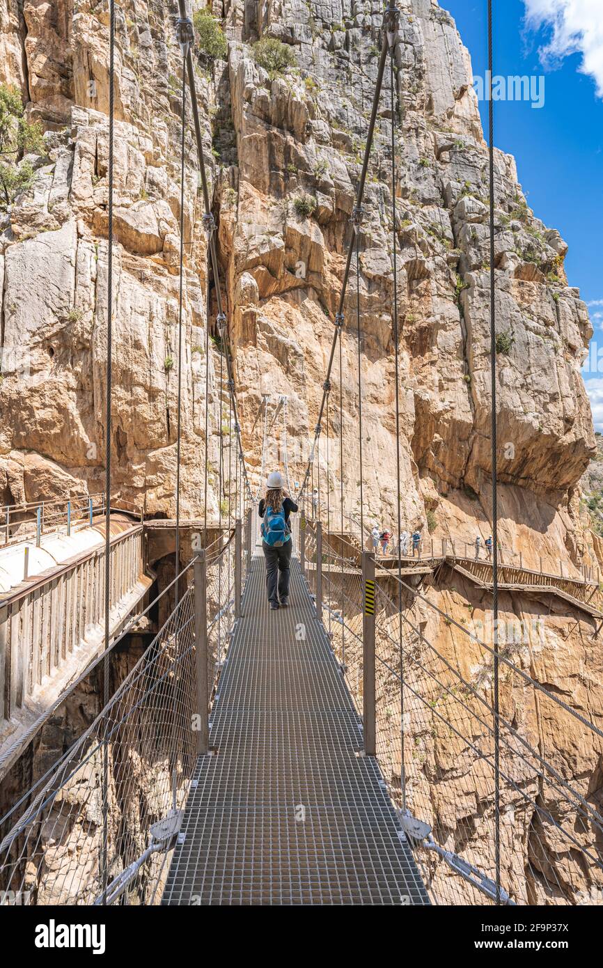 Persone che attraversano il ponte sospeso nel Royal Trail (El Caminito del Rey) nella gola Chorro, provincia di Malaga. Foto Stock