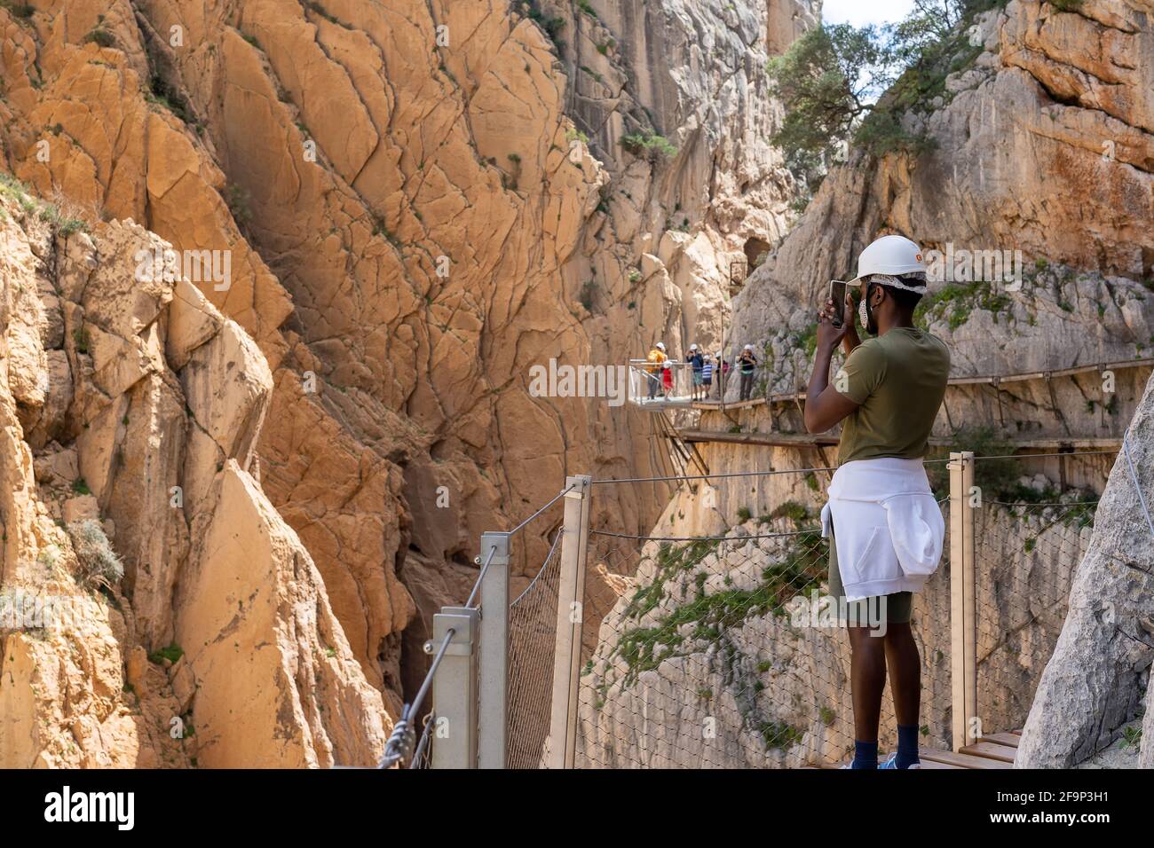 Malaga, Spagna, circa aprile 2021. Tourist in Royal Trail (El Caminito del Rey) nella gola del Chorro Gaitanes Foto Stock