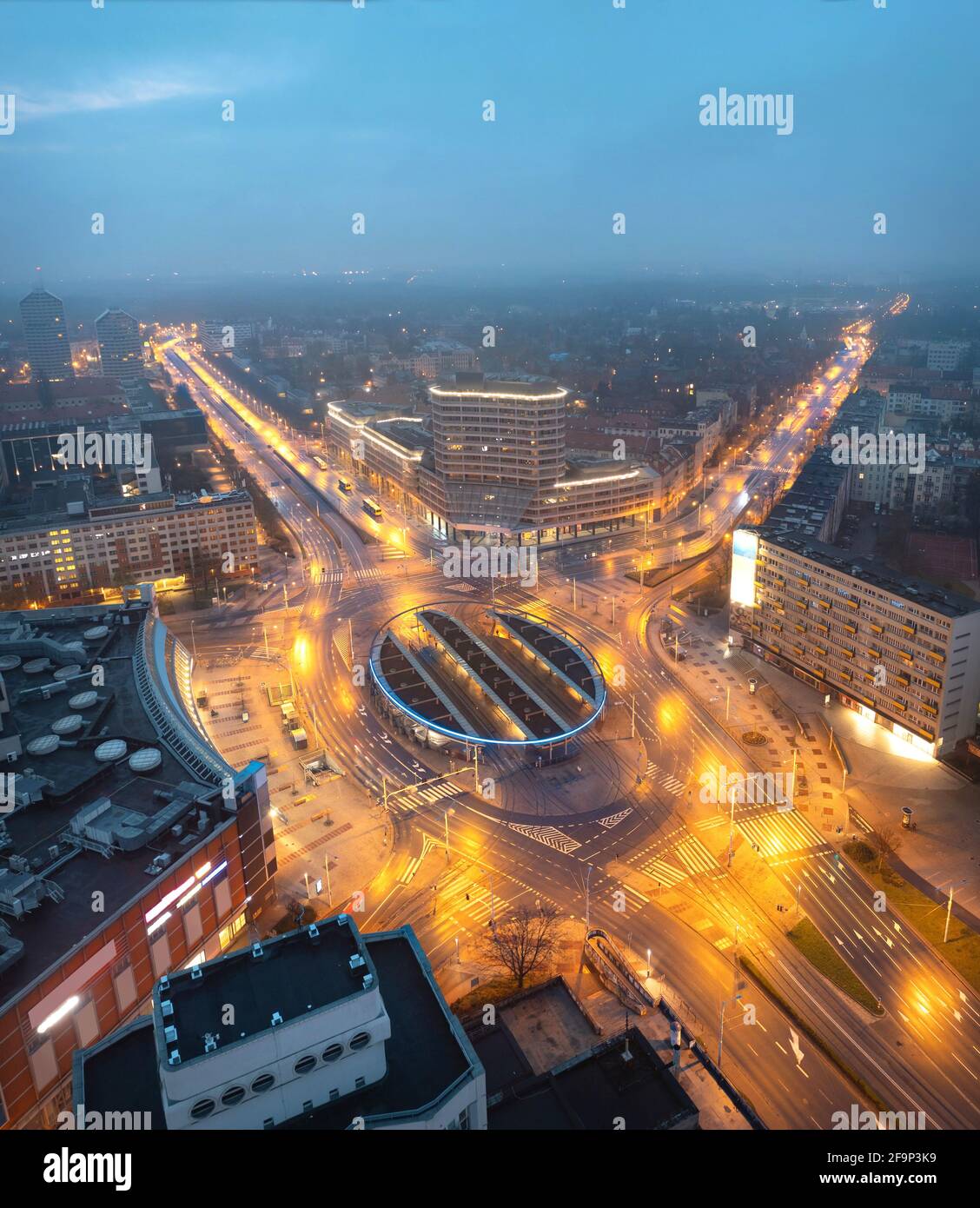 Wroclaw, Polonia. Vista aerea di piazza Plac Grunwaldzki al crepuscolo con il centro dei trasporti pubblici Foto Stock