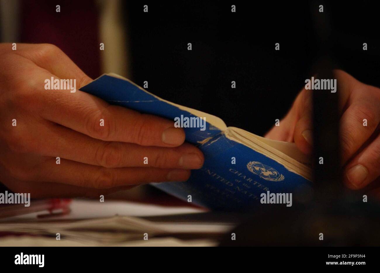 JACK PAGLIA CHE PARLA AL IISS, POLLICI ATTRAVERSO LA CARTA DELLE NAZIONI UNITE BOOKLET.11/2/03 PILSTON Foto Stock