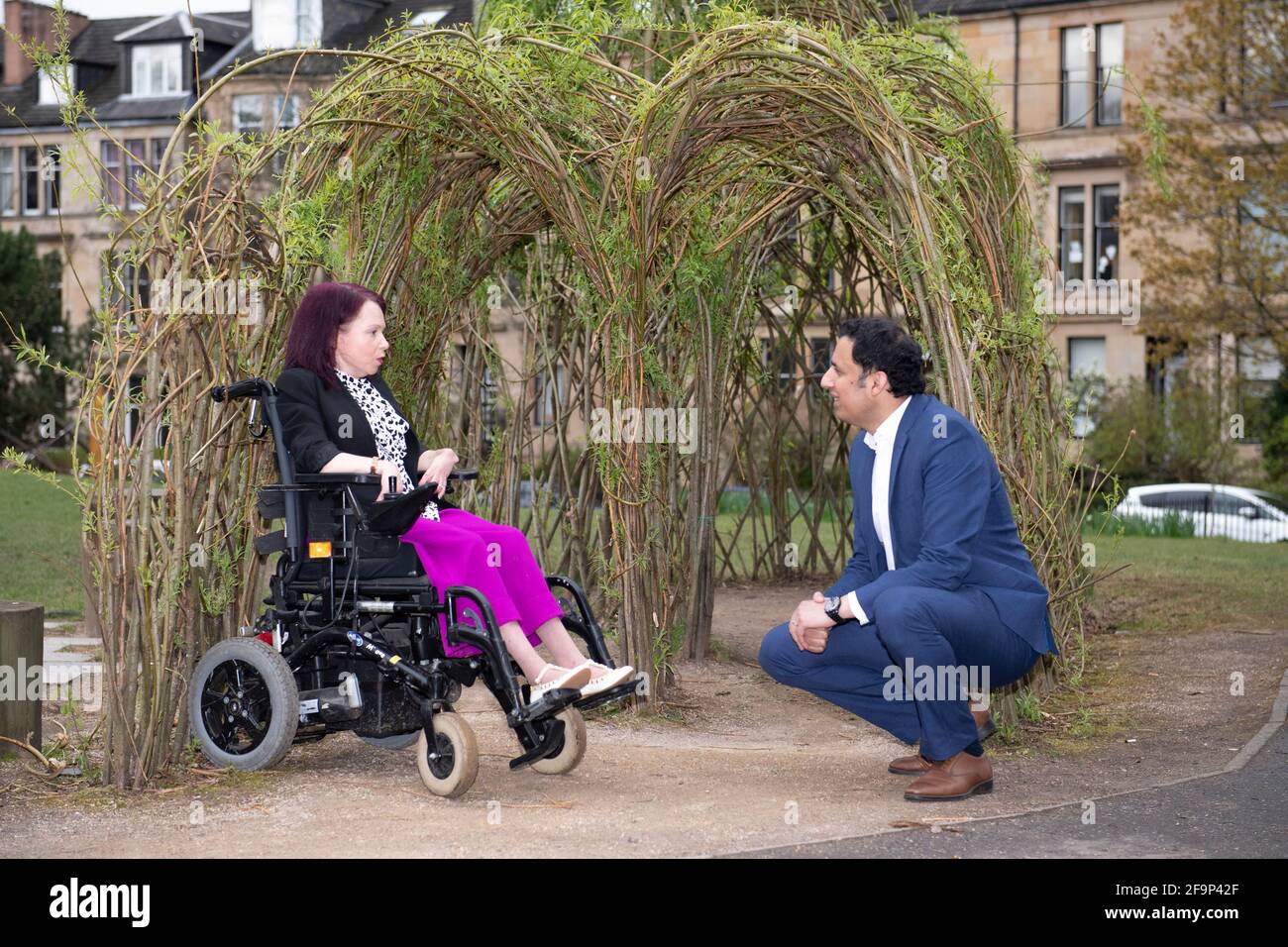 Glasgow, Scozia, Regno Unito. 20 aprile 2021. NELLA FOTO: (A destra) Anas Sarwar MSP, leader del Partito laburista scozzese, visita Glasgow Kelvin per incontrare il candidato locale e (a sinistra) il portavoce della previdenza sociale del lavoro Pam Duncan-Glancy. Il leader laburista scozzese Anas Sarwar ha dichiarato: "Se ci concentriamo sul fatto che il prossimo Parlamento scozzese sia un parlamento di recupero del Covid, possiamo immediatamente far uscire dalla povertà ben 60,000 bambini e lavorare per porre fine allo scandalo della povertà infantile una volta per tutte. Il lavoro scozzese si impegnerà oggi a "riparare e rinnovare la rete di sicurezza" e a introdurre una garanzia di reddito minimo utilizzando Hol Foto Stock