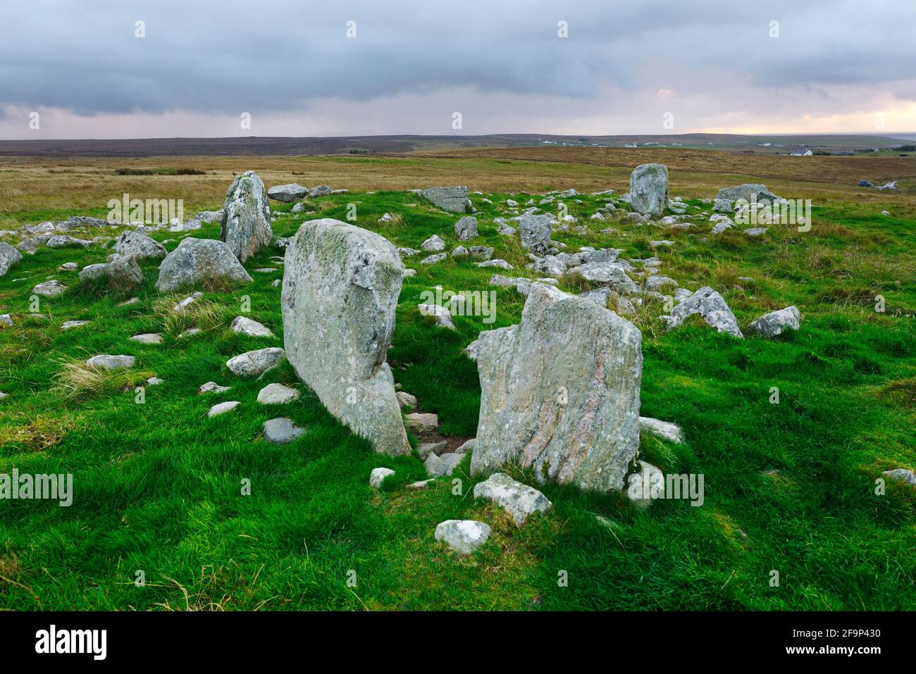 Sito preistorico Steinacleit, Isola di Lewis. Resti del complesso centrale chambered cairn. Circa 5000 anni Foto Stock