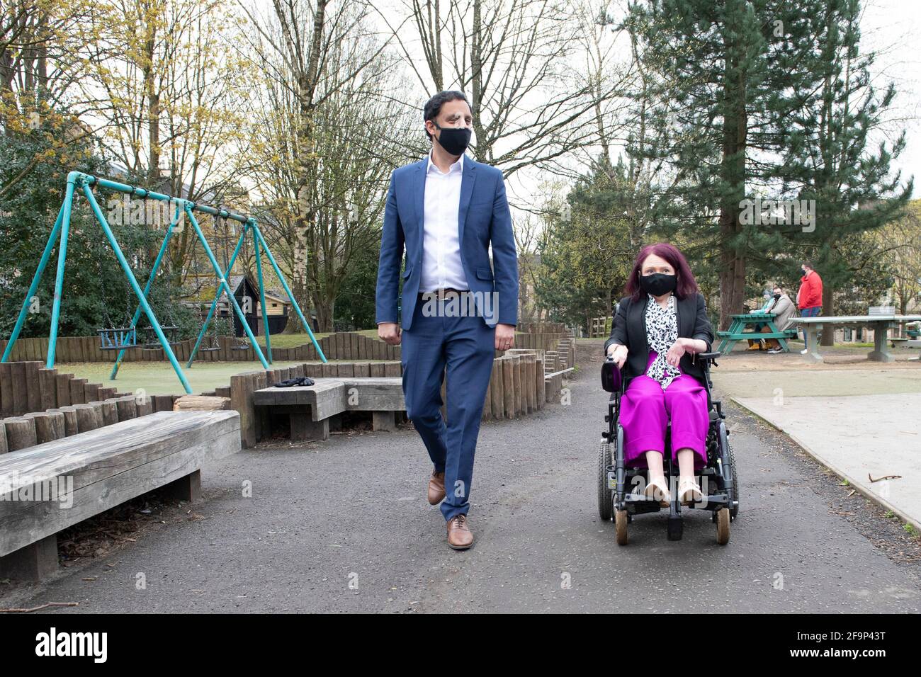 Glasgow, Scozia, Regno Unito. 20 aprile 2021. NELLA FOTO: (A sinistra) Anas Sarwar MSP, leader del Partito laburista scozzese, visita Glasgow Kelvin per incontrare il candidato locale e (a destra) il portavoce della previdenza sociale del lavoro Pam Duncan-Glancy. Il leader laburista scozzese Anas Sarwar ha dichiarato: "Se ci concentriamo sul fatto che il prossimo Parlamento scozzese sia un parlamento di recupero del Covid, possiamo immediatamente far uscire dalla povertà ben 60,000 bambini e lavorare per porre fine allo scandalo della povertà infantile una volta per tutte. Il lavoro scozzese si impegnerà oggi a "riparare e rinnovare la rete di sicurezza" e a introdurre una garanzia di reddito minimo utilizzando Hol Foto Stock