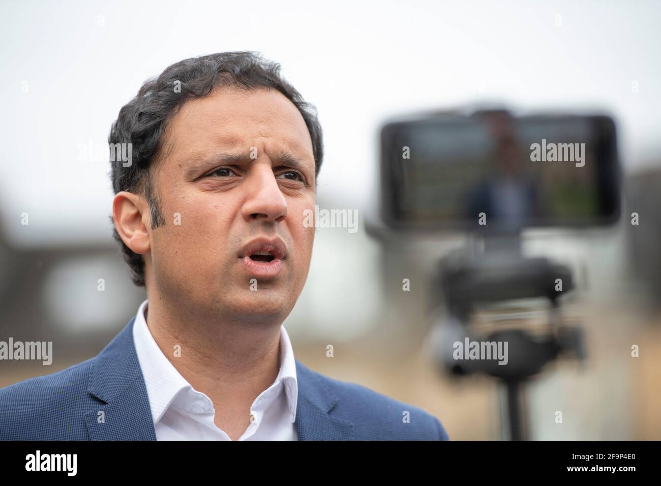 Glasgow, Scozia, Regno Unito. 20 aprile 2021. NELLA FOTO: ANAS Sarwar MSP, leader del Partito laburista scozzese, visita Glasgow Kelvin per incontrare il candidato locale e portavoce della previdenza sociale del lavoro Pam Duncan-Glancy. Il leader laburista scozzese Anas Sarwar ha dichiarato: "Se ci concentriamo sul fatto che il prossimo Parlamento scozzese sia un parlamento di recupero del Covid, possiamo immediatamente far uscire dalla povertà ben 60,000 bambini e lavorare per porre fine allo scandalo della povertà infantile una volta per tutte. Il lavoro scozzese si impegnerà oggi a "riparare e rinnovare la rete di sicurezza" e a introdurre una garanzia di reddito minimo utilizzando il social network di Holyrood Foto Stock