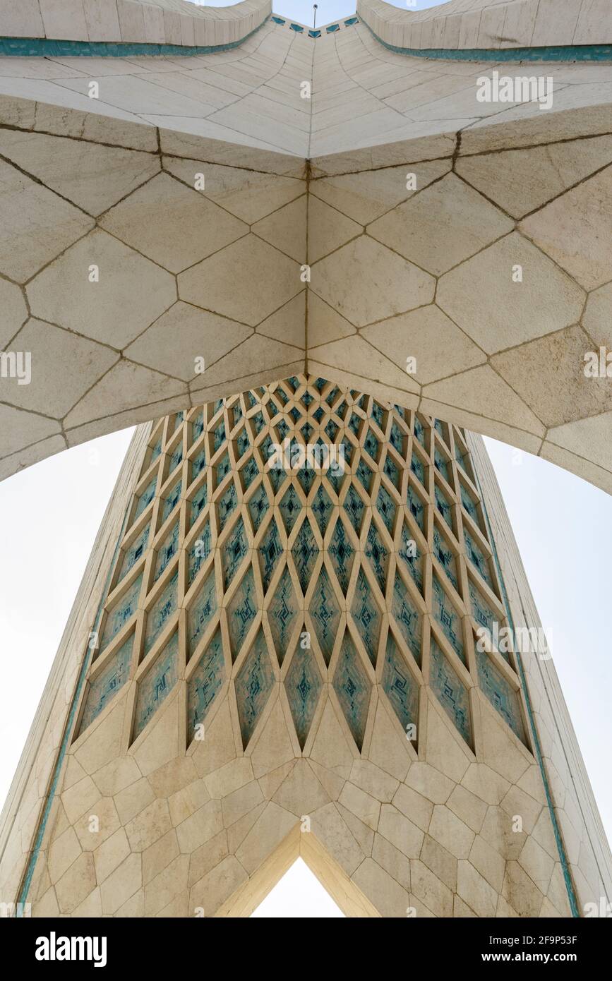 La Torre Azadi. Frogview dal centro. Teheran, Iran. Foto Stock
