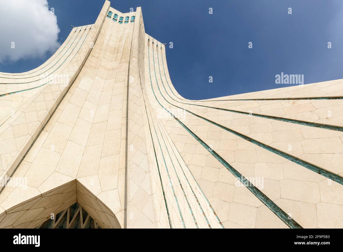 Particolare della Torre Azadi a Teheran, Iran. Foto Stock