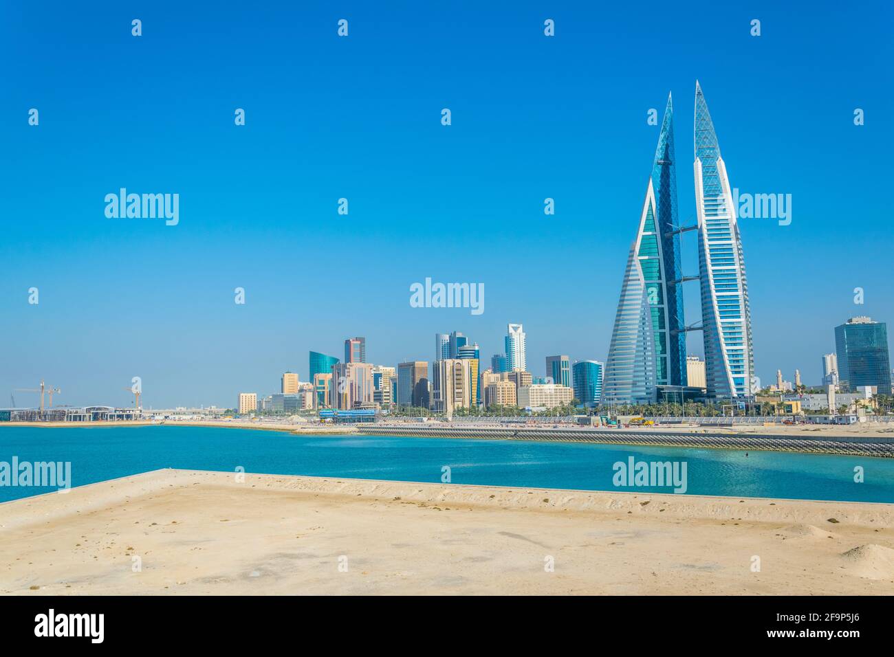 Skyline di Manama dominato dall'edificio del World Trade Center, Bahrain. Foto Stock