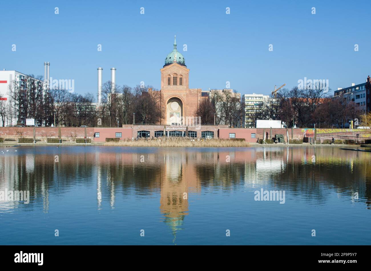vista del sankt michael kirche a berlino, che si affaccia su un enorme stagno. Foto Stock