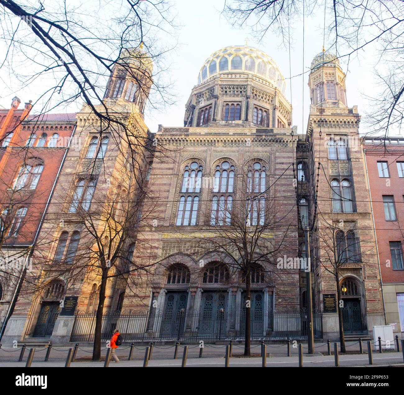 vista sulla sinagoga principale di berlino, con una magnifica cupola. Foto Stock