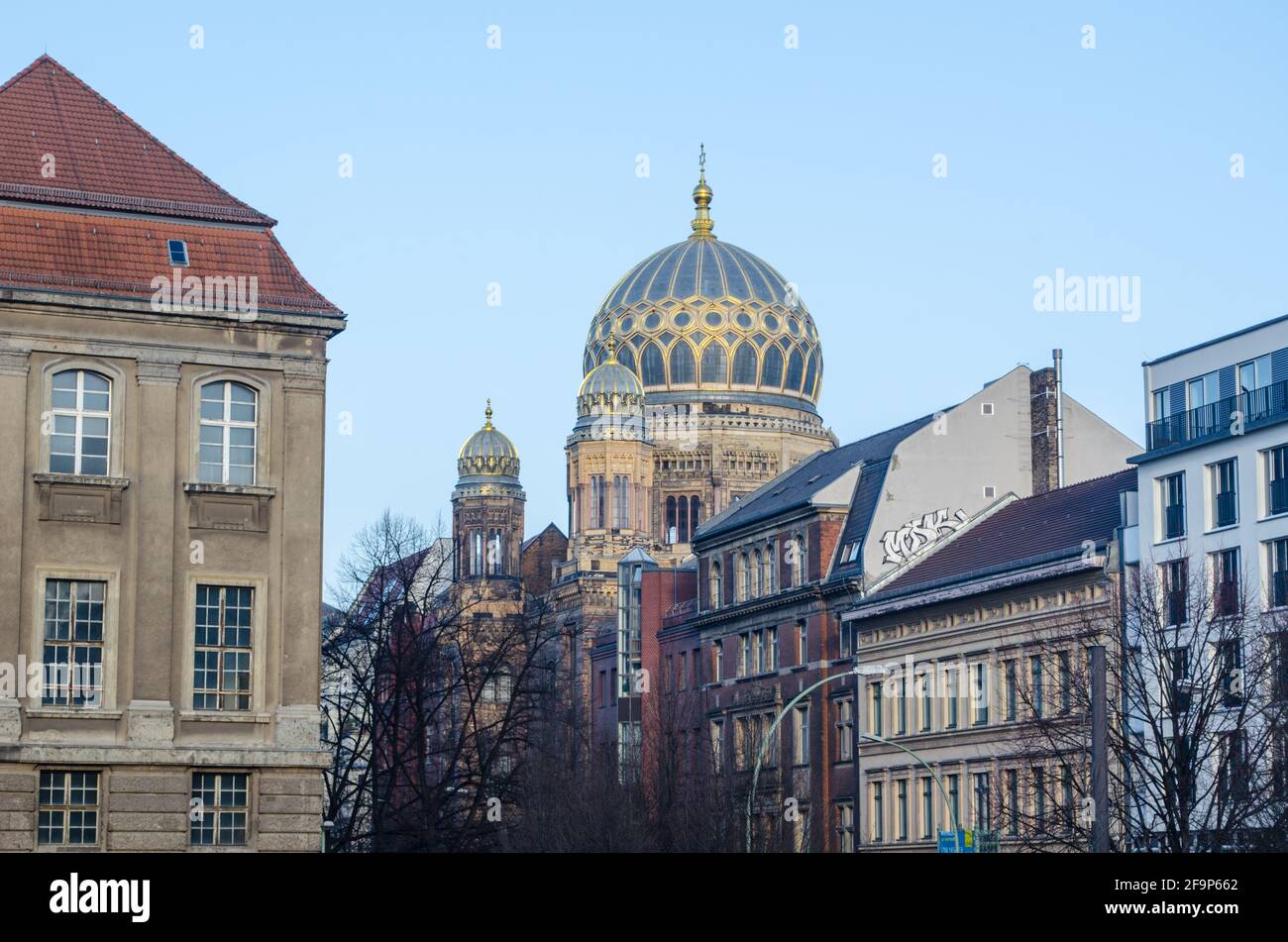 vista sulla sinagoga principale di berlino, con una magnifica cupola. Foto Stock