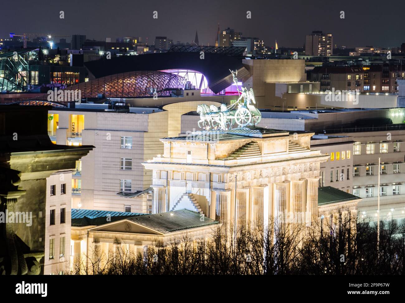 vista sul brandenburger illuminato dalla terrazza dell'edificio reichstag di berlino. Foto Stock