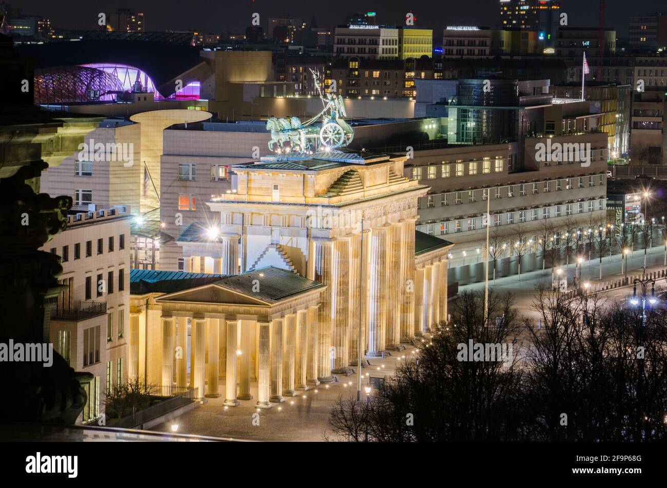 vista sul brandenburger illuminato dalla terrazza dell'edificio reichstag di berlino. Foto Stock