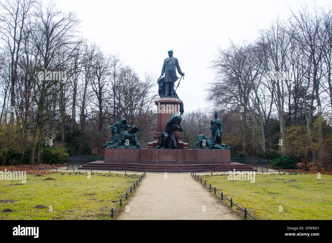 statua di otto von bismarck situata vicino colonna siegersaule a berlino. Foto Stock