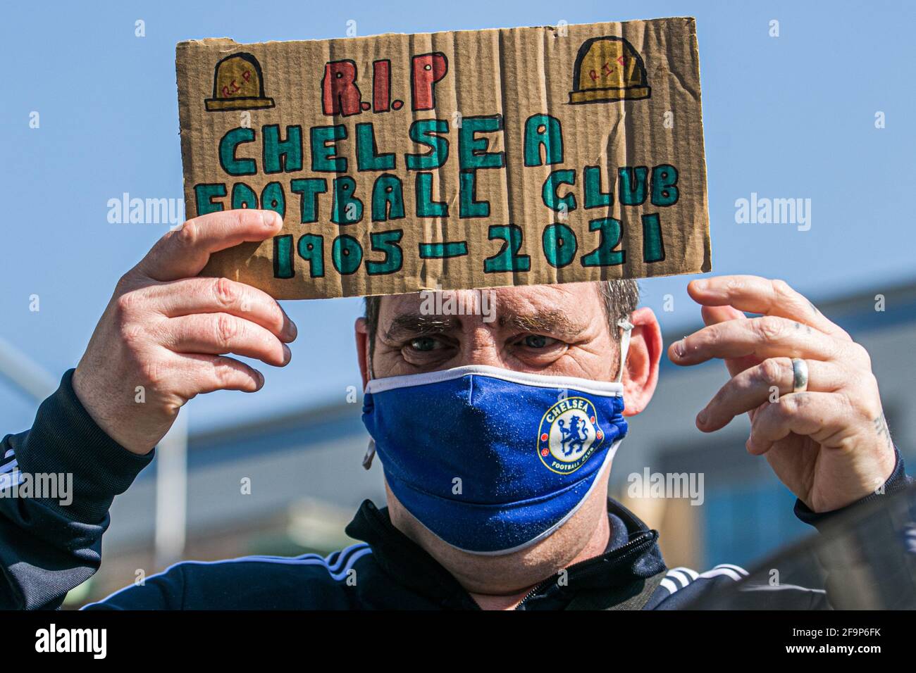 STAMFORD BRIDGE LONDRA, REGNO UNITO. 20 aprile 2021. Un sostenitore del Chelsea dimostra con un cartello all'esterno dello stadio di Stamford Bridge contro la decisione di Roman Abramovich, il miliardario russo proprietario del Chelsea Football Club di formare una breakaway European Super League con altri sei Premier Club inglesi. La decisione che ha coinvolto Arsenal, Liverpool, Manchester City, Manchester United e Spurs si è rivelata impopolare con i tifosi e il governo. Credit amer Ghazzal/Alamy Live News Foto Stock