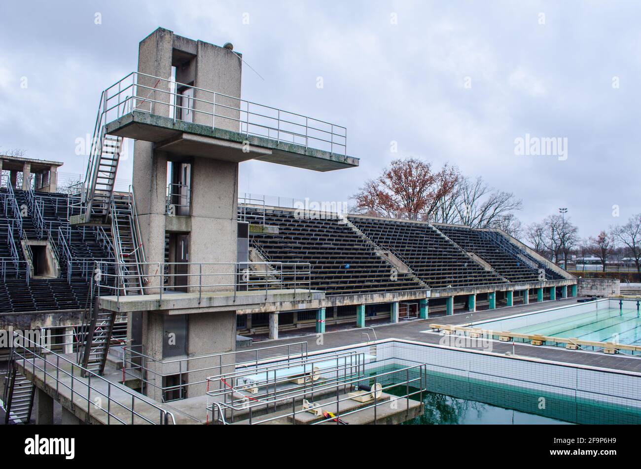vista sulla vecchia piscina in cemento situata accanto allo stadio olimpico di berlino. Foto Stock