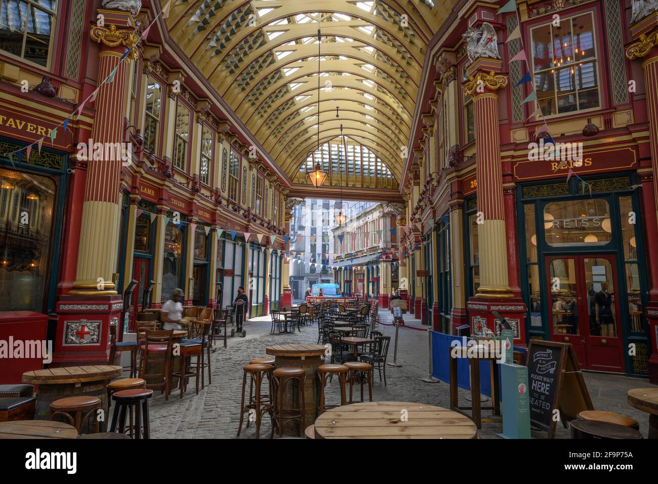 Città di Londra, Regno Unito. 20 aprile 2021. Cielo senza nuvole nel quartiere finanziario della City of London con i lavoratori che lavorano da casa. La città rimane tranquilla con tavoli vuoti nel mercato di Leadenhall, in tempi normali occupato da lavoratori d'ufficio che hanno una pausa caffè. Credit: Malcolm Park/Alamy Live News Foto Stock