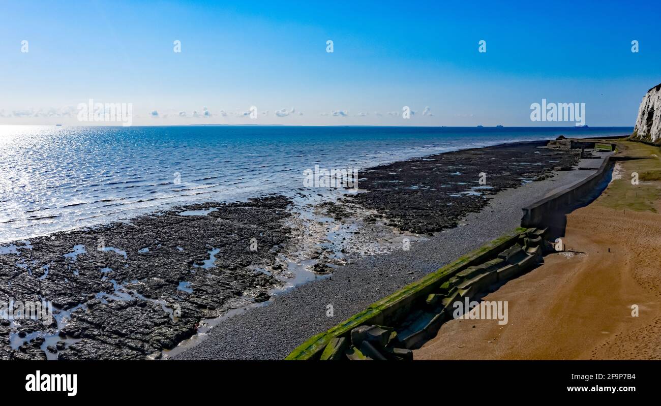 Vista aerea dall'ex MOD, Rifle Range, sotto le scogliere di Kingsdown, guardando verso la Francia Foto Stock