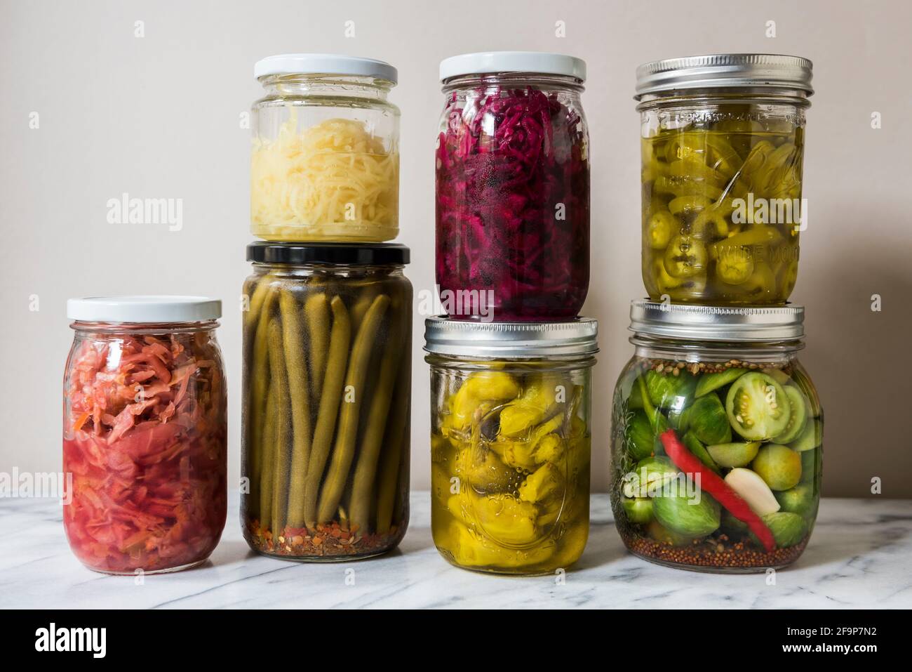 Vasetti di verdure fermentate fatte in casa Foto Stock