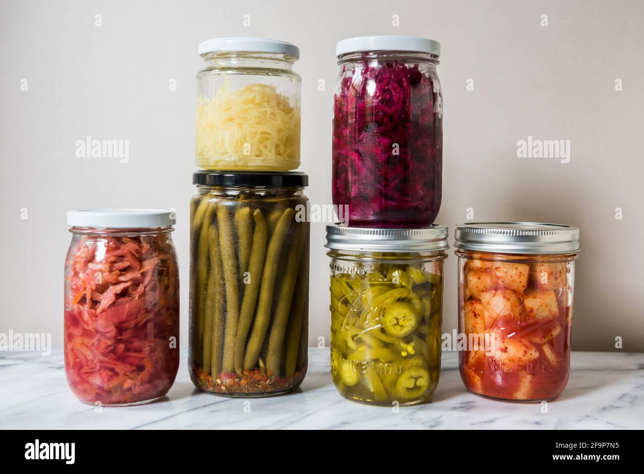 Vasetti di verdure fermentate fatte in casa Foto Stock