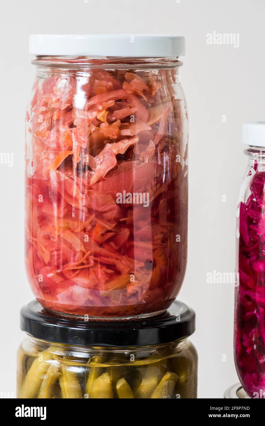 Vasetti di verdure fermentate fatte in casa Foto Stock