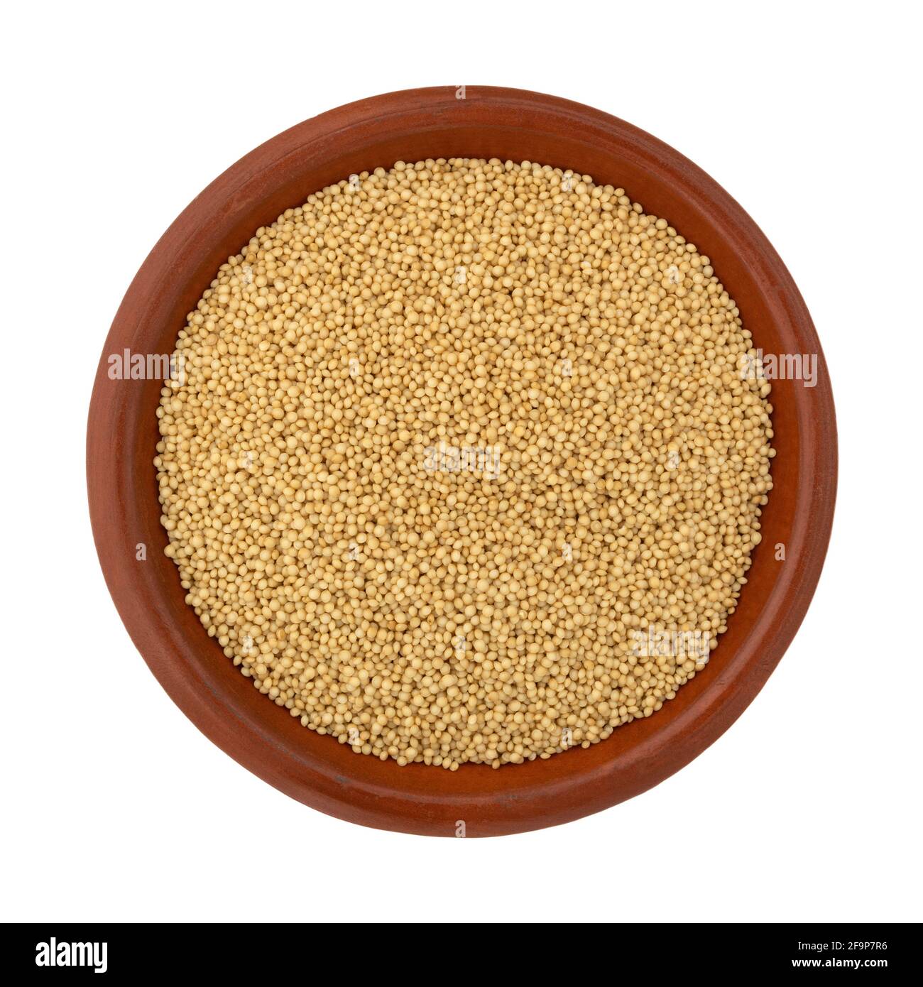 Vista dall'alto dei semi di amaranto in una piccola ciotola isolata su sfondo bianco. Foto Stock