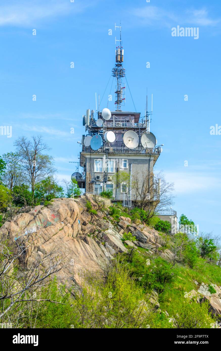 la torre di trasmissione della città bulgara plovdiv è uno dei punti di riferimento più caratteristici della città. Foto Stock