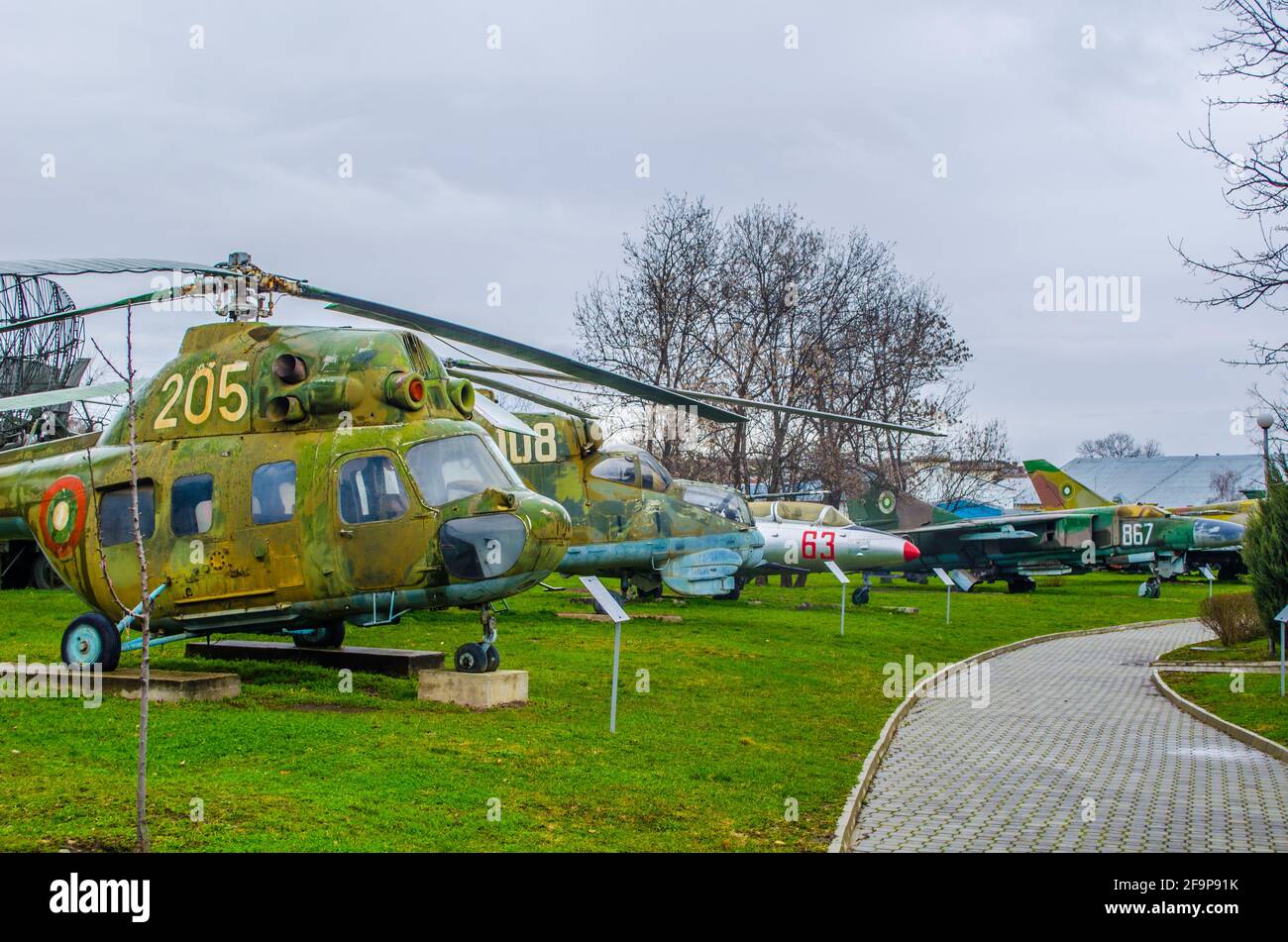 il museo militare nella capitale bulgara sofia è sede di armi e armature ritirate. in cortile i visitatori possono vedere molti elicotteri, jet fighter e ar Foto Stock