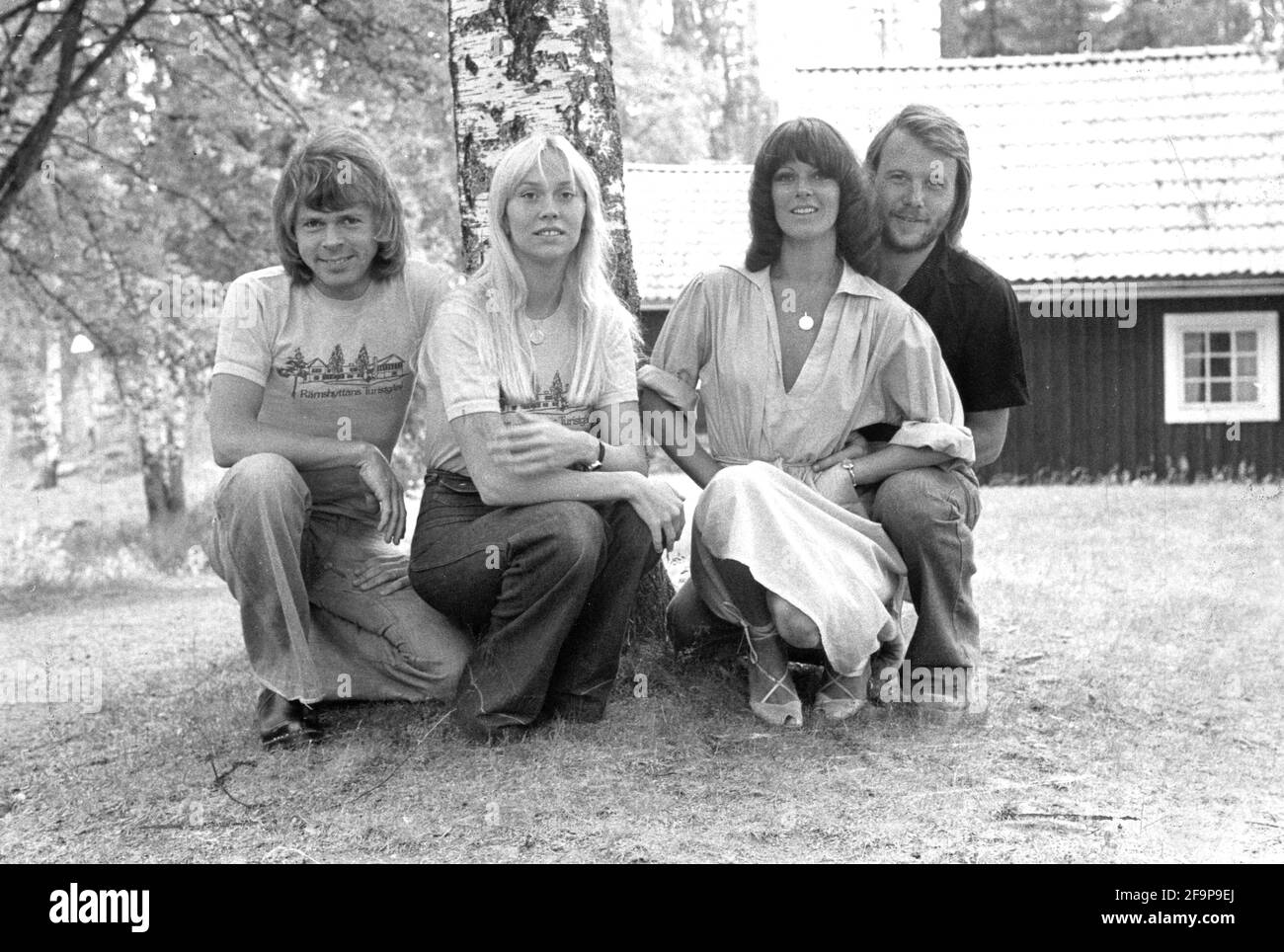 ABBA, Bjorn Ulvaeus, Agnetha Faltskog, Anni-Frid Lyngstad e Benny Andersson, presso il Folkpark di Bjorneborg a Degerfors, Svezia, il 26 giugno 1975, durante il loro tour svedese. Foto: Staffan Almquist / Expressen / TT / code 2 Foto Stock