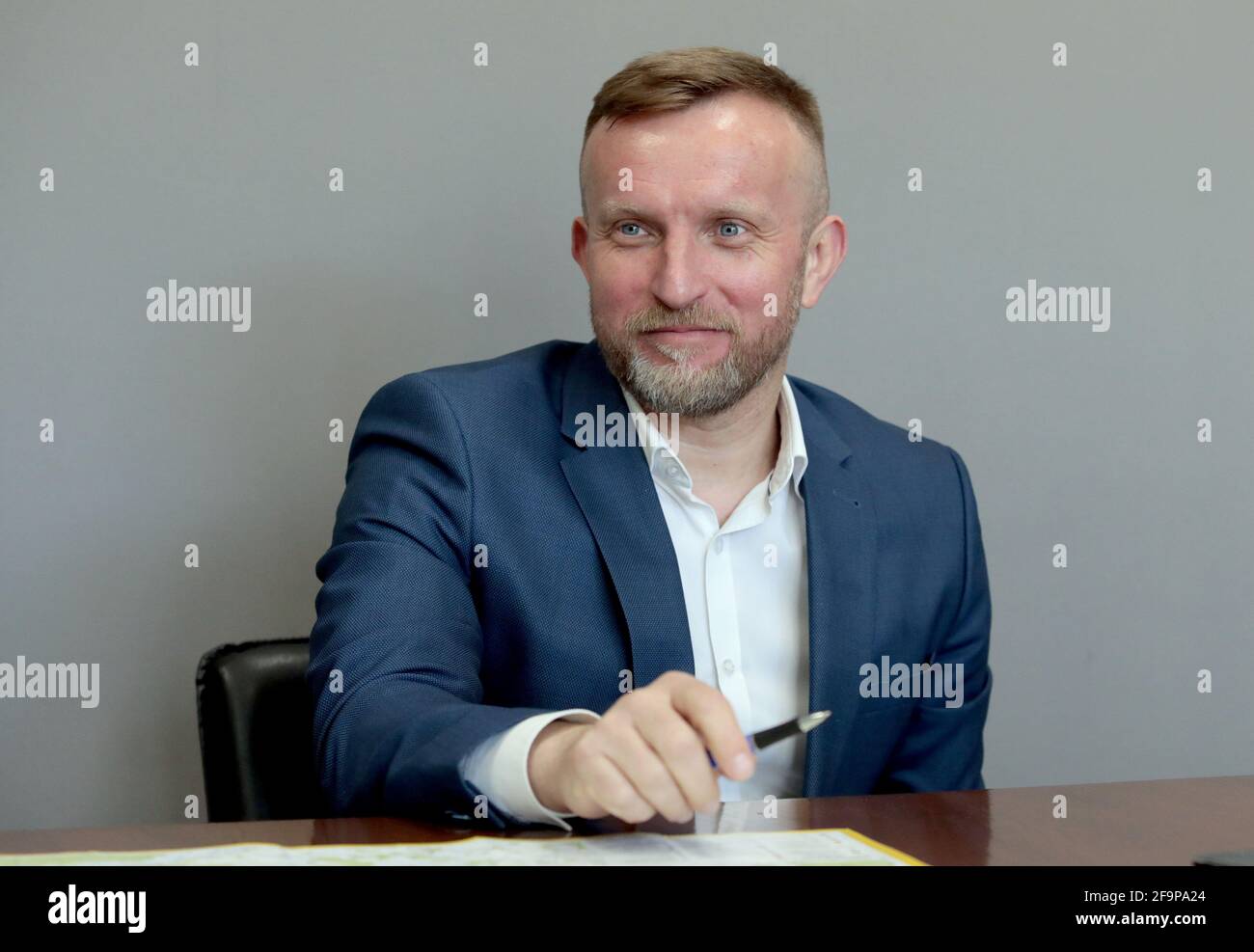 KIEV, UCRAINA - 19 APRILE 2021 - il capo dell'Agenzia di Stato dell'Ucraina sulla gestione della zona di esclusione Serhii Kostiuk dà un'intervista ad un corrispondente Foto Stock