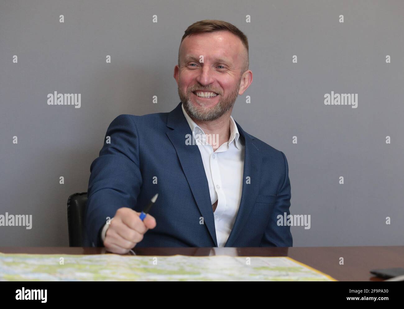 KIEV, UCRAINA - 19 APRILE 2021 - il capo dell'Agenzia di Stato dell'Ucraina sulla gestione della zona di esclusione Serhii Kostiuk dà un'intervista ad un corrispondente Foto Stock