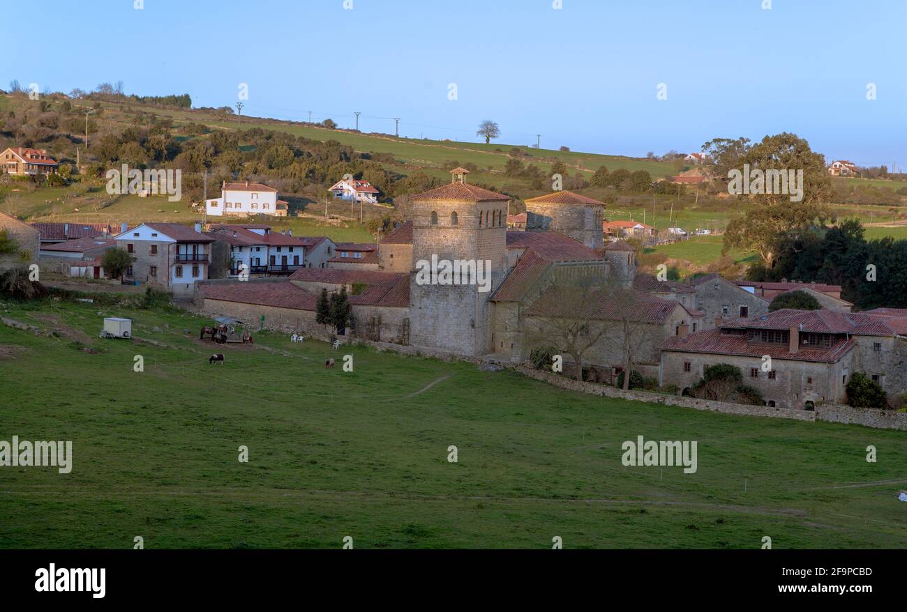 Santillana del Mar medievale in Cantabria Spagna, con vista sulla collegiata di Santa Juliana, è uno dei più rappresentativi romanici Foto Stock