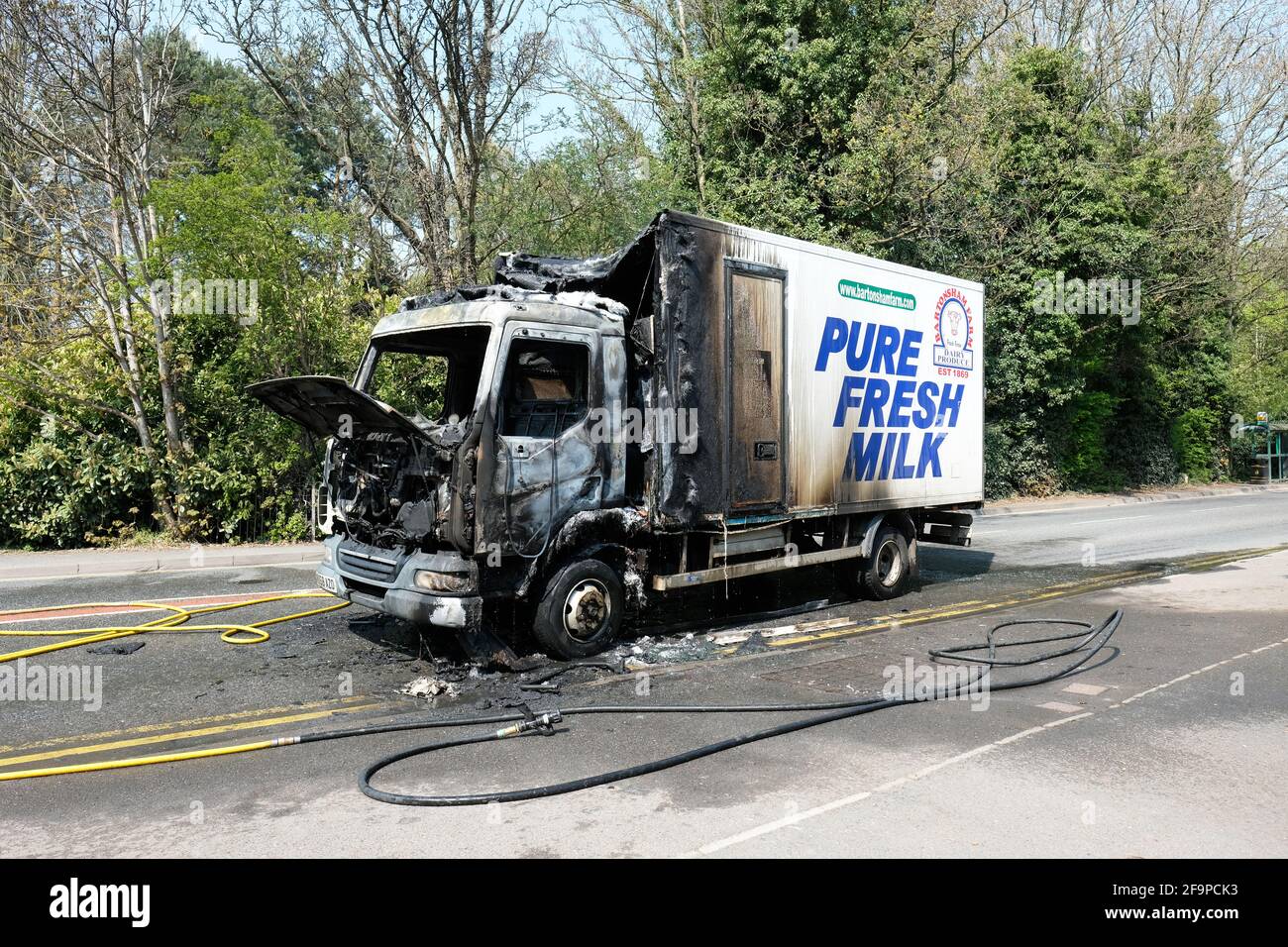 Il carrello di consegna del latte è bruciato dopo lo spegnimento dell'incendio REGNO UNITO Foto Stock