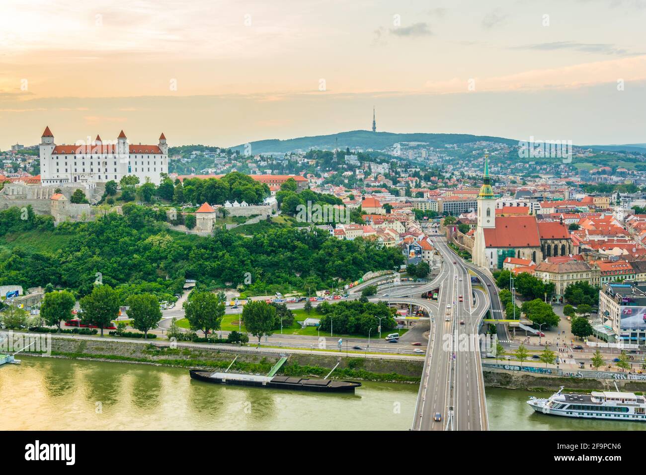 Vista panoramica di Bratislava con il Castello, la cattedrale di San Martino e la città vecchia al tramonto Foto Stock