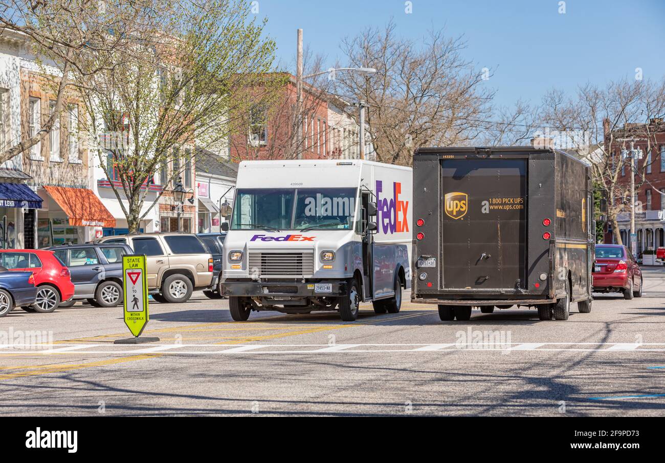 Un camion FedEx e un camion UPS sulla Main Street, Sag Harbour Foto Stock