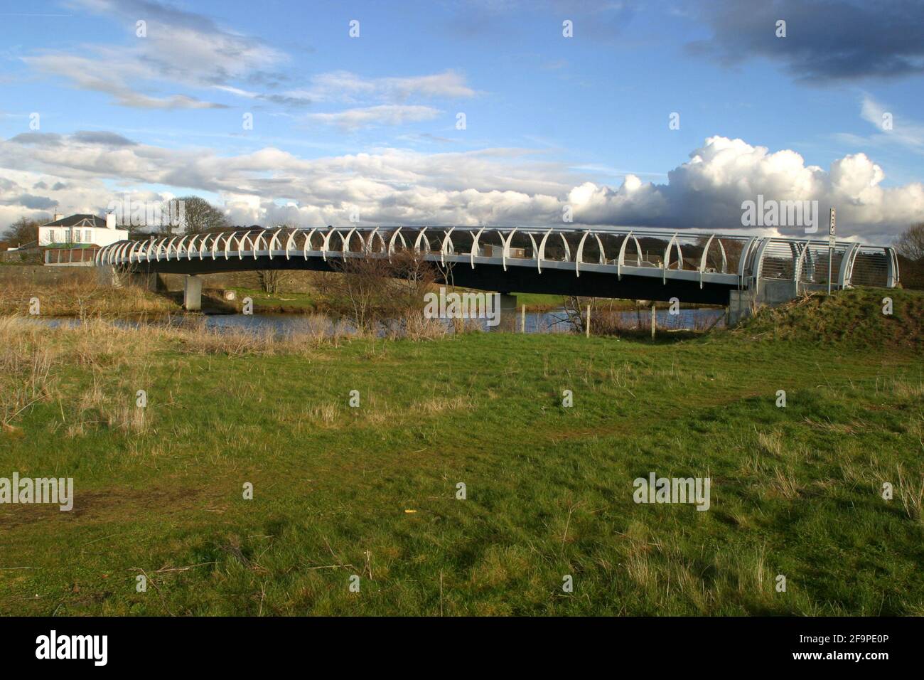 The Lang Scot's Mile, Ayr, Ayrshire, Scozia, Regno Unito. Il Lang Scots Mile Walk è stato creato nel 2002 sul lungomare di Ayr per commemorare i legami storici della città con Burns e per incoraggiare un sano esercizio fisico. Si stima che un 10 uomo di pietra o donna che cammina Lang Scozia miglio brucierebbe fuori 115 calorie e una 16 persona di pietra, 184 calorie.il ponte di millenio è parte del percorso come ponti del fiume Doon Foto Stock