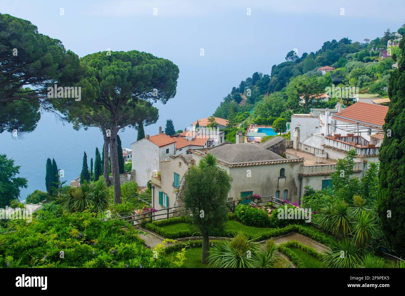 vista sul giardino verde della famosa vila rufolo nella città italiana di ravello. Foto Stock