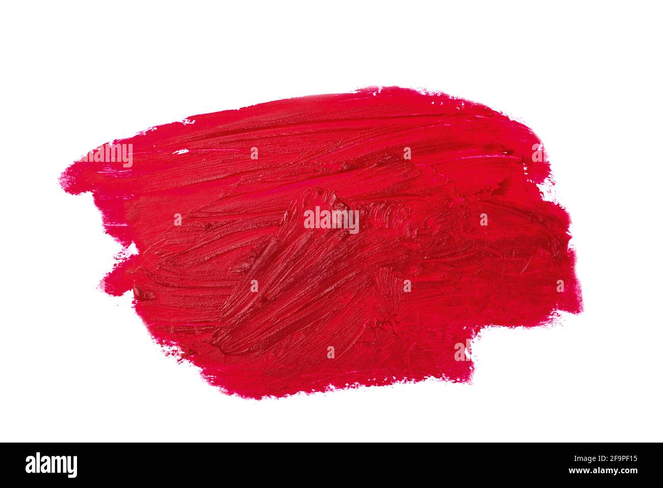 Campione di rossetto isolato su sfondo bianco. Crema di trucco texture. Esempio di pennellata del prodotto cosmetico di colore rosso brillante Foto Stock