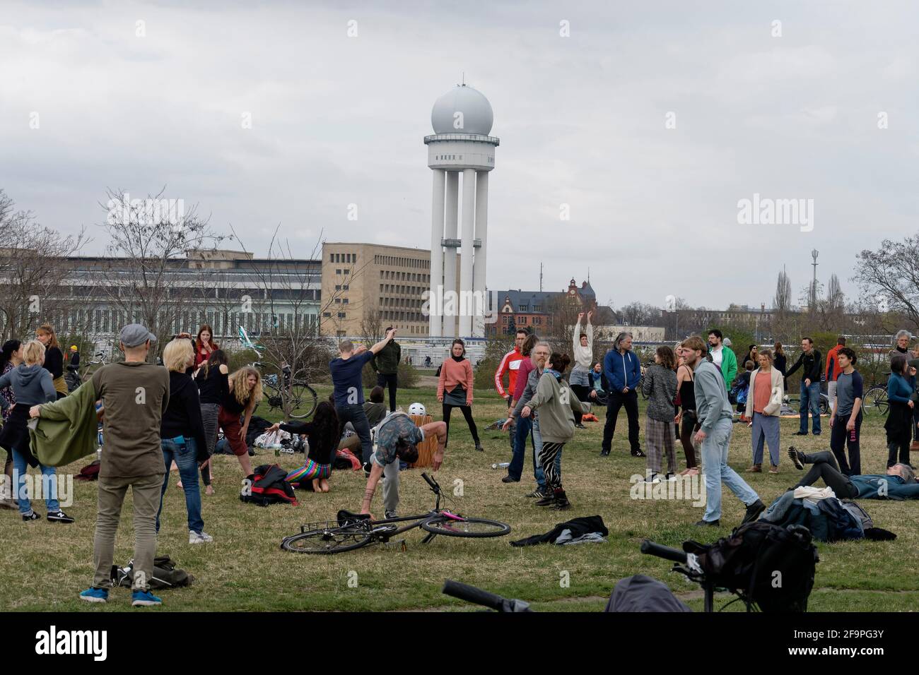 Goa-Party, Tempelhofer Feld, Junge Leute Tanzen trotz Corona-Pandemie Foto Stock