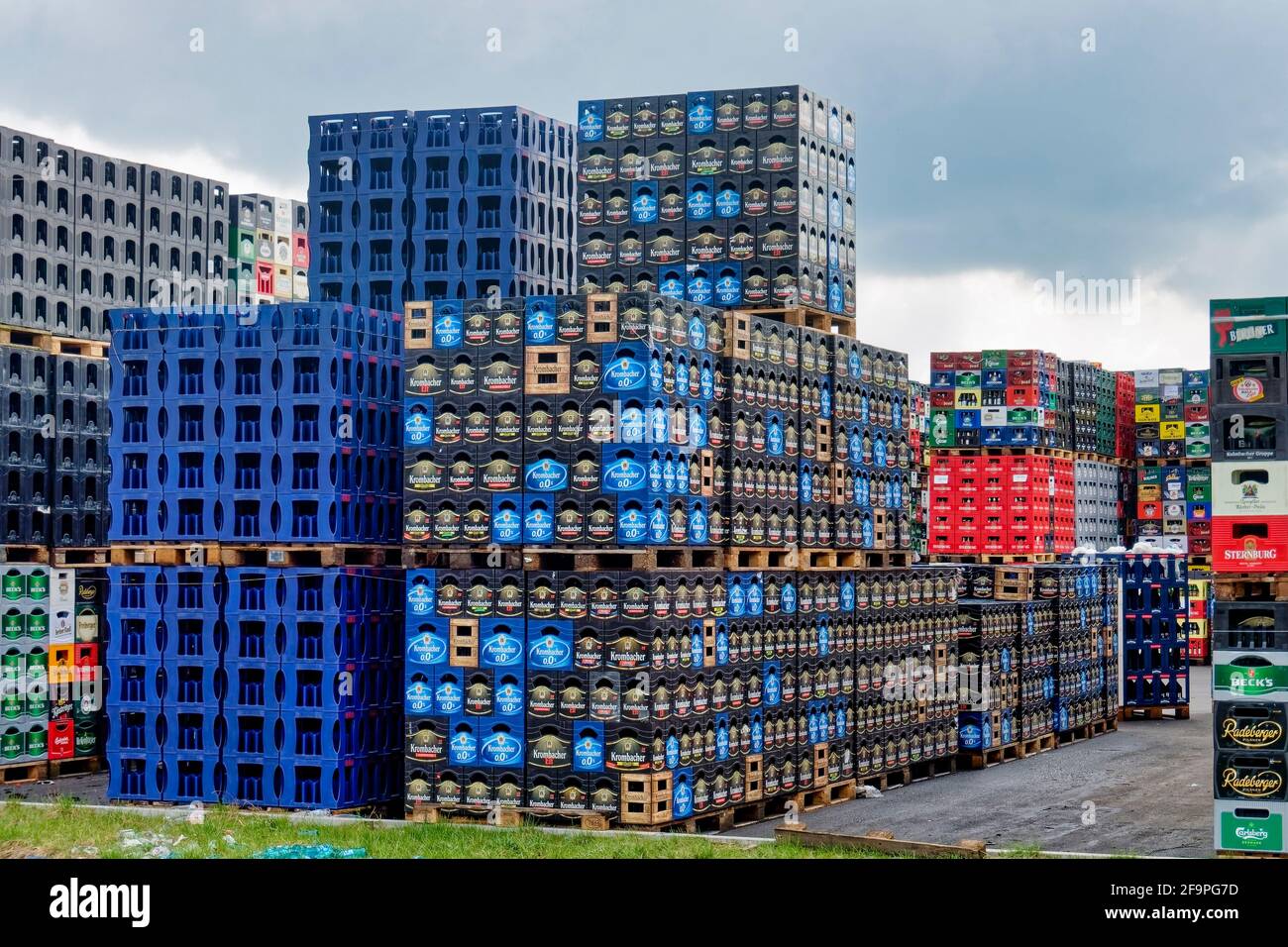 Stapel mit Bierkästen, Leergutlager, DGL Lagerlogistik Freienbrink, Mark Brandenburg, Foto Stock