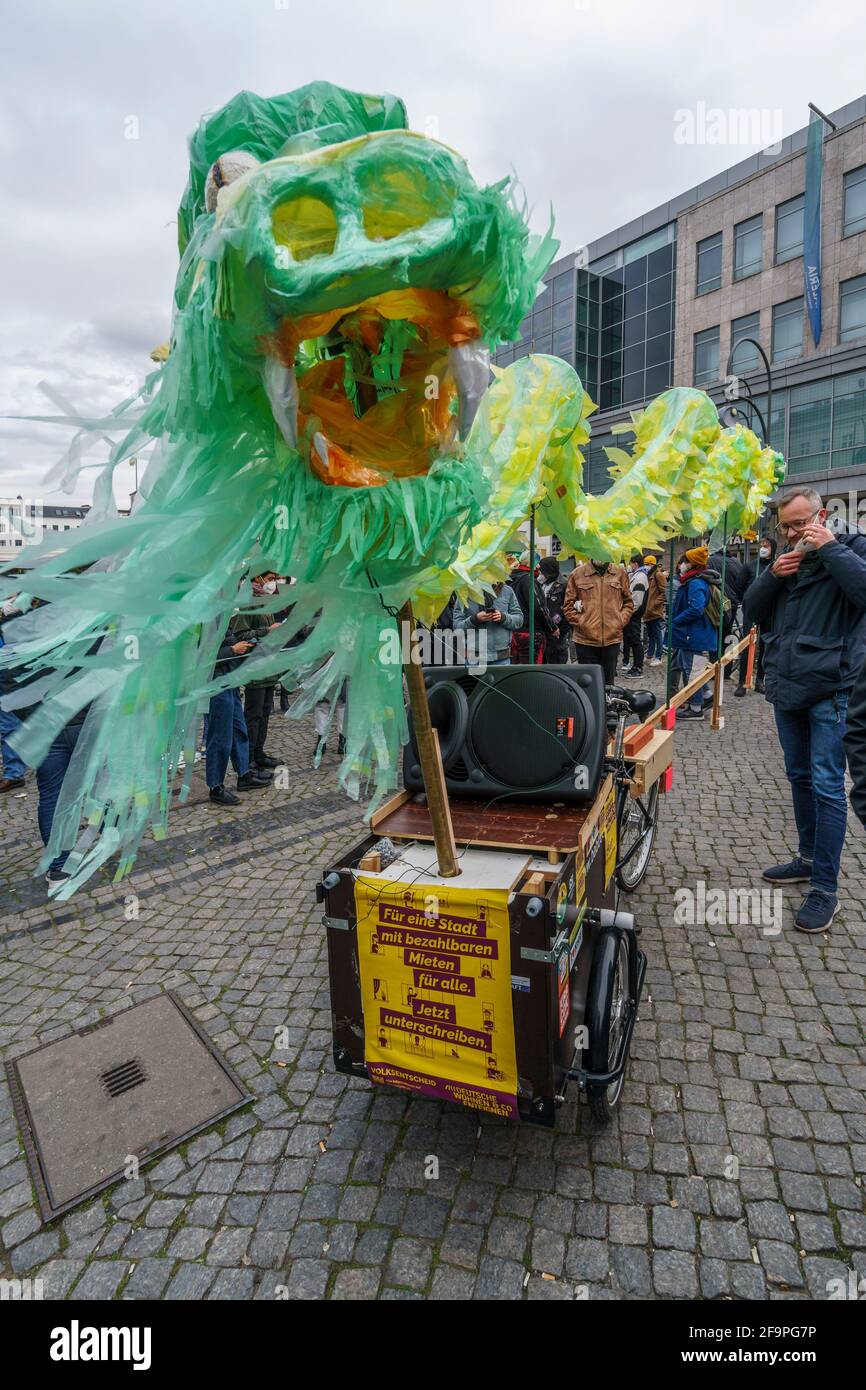 Demo am Hermannplatz am 15.4.2021 zum protesta gegen die Aufhebung Des Mietendeckels in Berlin durch das Bundesverfassungsgericht Foto Stock
