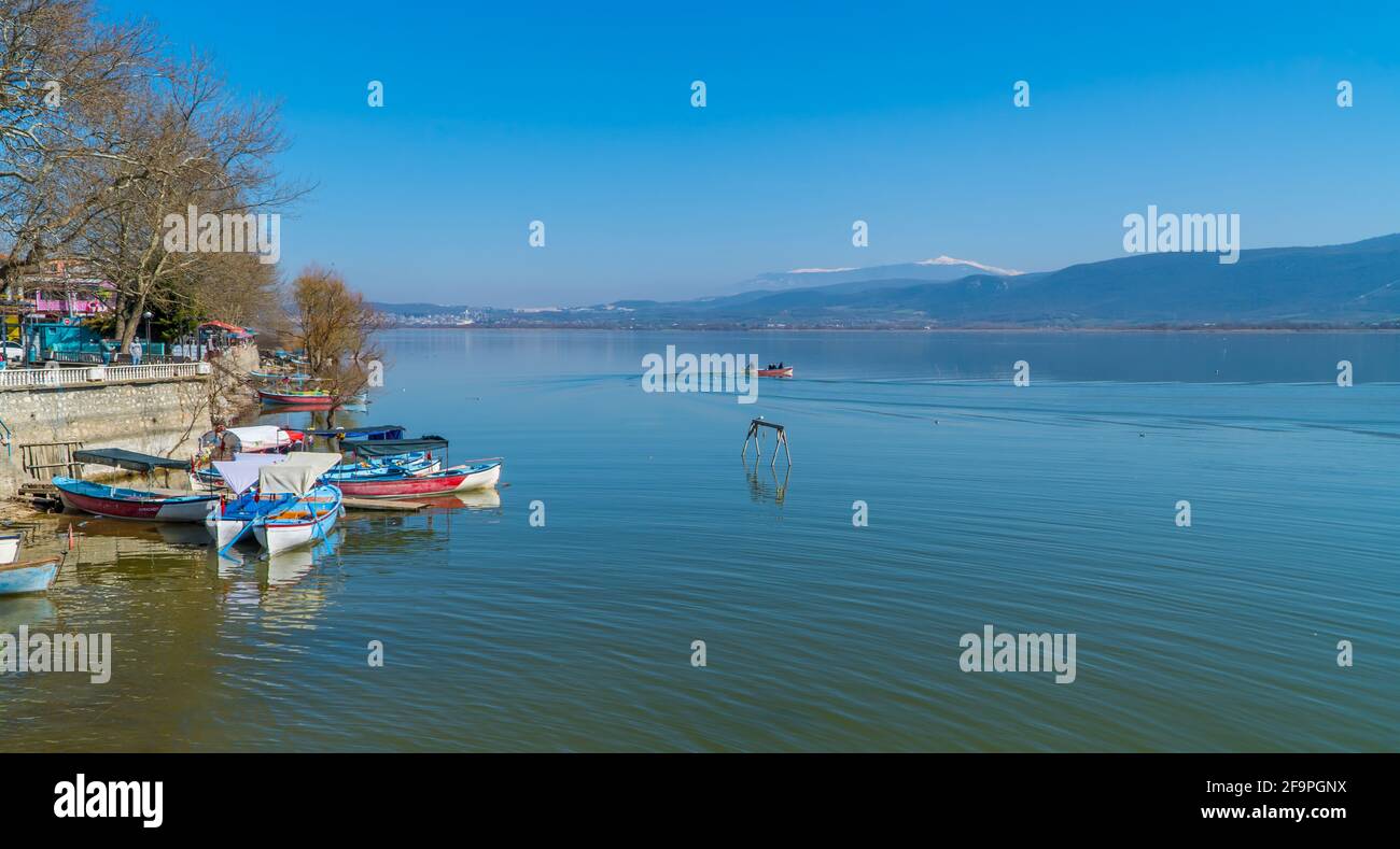 Gölyazi, Turchia - 5 marzo 2021 - imbarcazioni da pesca sul lago Uluabat a Gölyazi, nella provincia di Bursa, Turchia Foto Stock