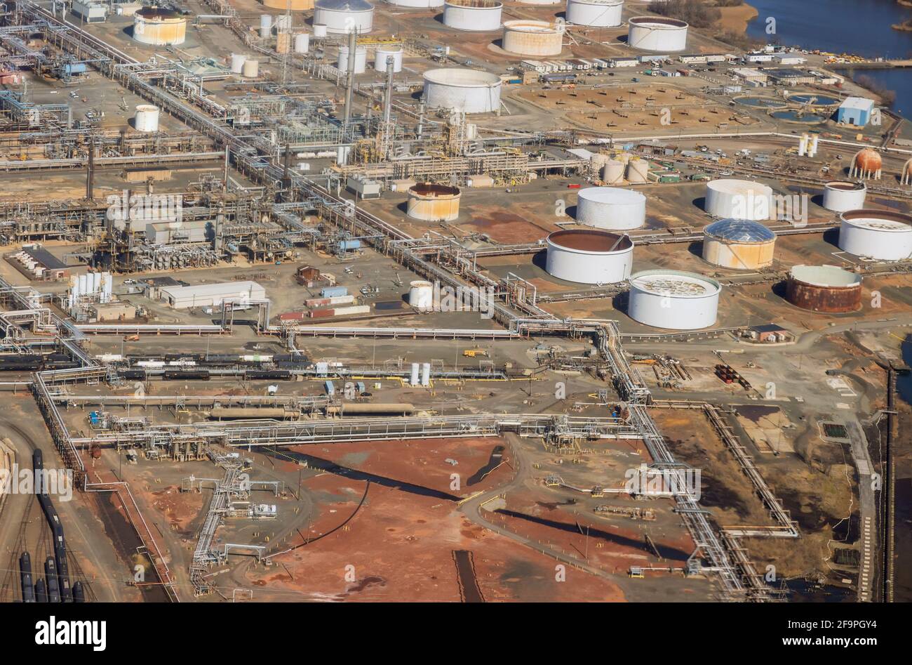 Zona industriale di condotte industriali un impianto di raffineria petrolifera il attrezzature di raffinazione dell'olio Foto Stock