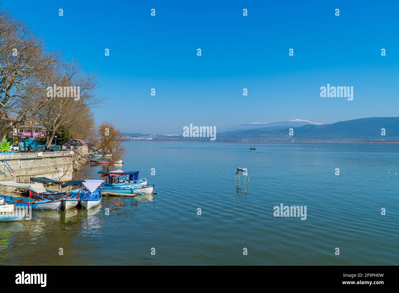 Gölyazi, Turchia - 5 marzo 2021 - imbarcazioni da pesca sul lago Uluabat a Gölyazi, nella provincia di Bursa, Turchia Foto Stock