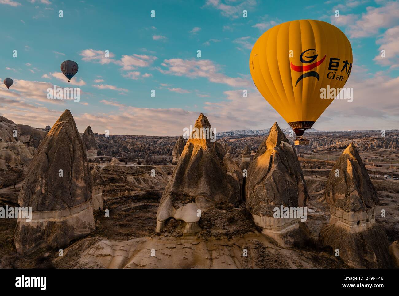 Göreme, Turchia - 20 marzo 2020 - bella vista panoramica di mongolfiere che volano sopra camini delle fate e formazioni rocciose a Göreme, Cappadocia Foto Stock