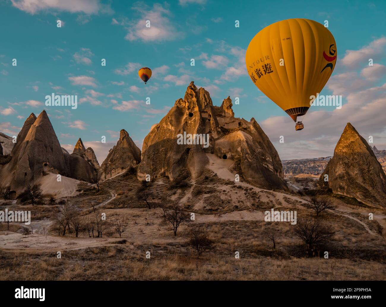 Göreme, Turchia - 20 marzo 2020 - bella vista panoramica di mongolfiere che volano sopra camini delle fate e formazioni rocciose a Göreme, Cappadocia Foto Stock