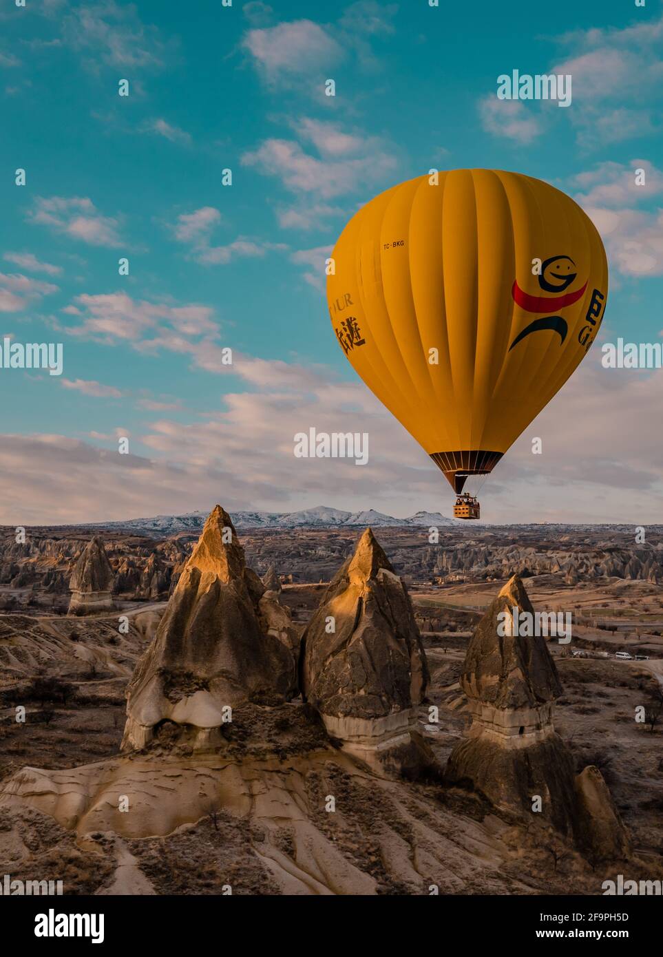 Göreme, Turchia - 20 marzo 2020 - bella vista panoramica di mongolfiere che volano sopra camini delle fate e formazioni rocciose a Göreme, Cappadocia Foto Stock