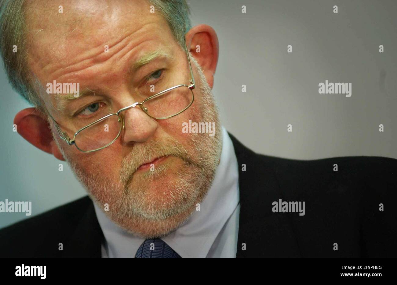 CHARLES CLARKE PARLA CON GLI INSEGNANTI LOCALI DI OXFORD A. IL KASSAM STADIUM, COME PARTE DELLA CONFERENCEMAKING A AUTUNNO DIFFENCE TOGETHER.30/10/02 PILSTON Foto Stock